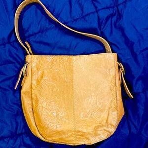 Medium size tan leather shoulder bag